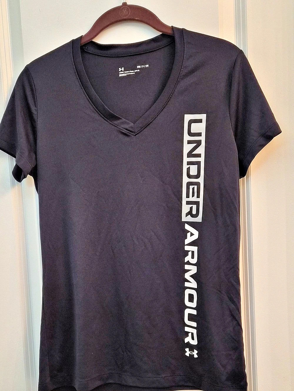 2 Under Armour HeatGear Loose Fit V-Neck Wordmark Tee V-Neck Athletic Tees.